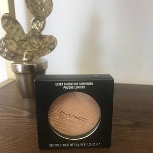 MAC Extra Dimension Skinfinish in Show Gold